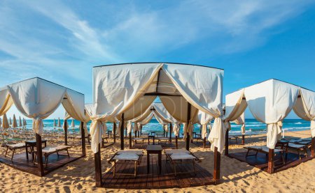 Téléchargez les photos : Tentes de plage de luxe auvents le matin paradis plage de sable blanc Les Maldives du Salento (Pescoluse, Salento, Pouilles, Italie du Sud). La plus belle plage de sable de mer des Pouilles
. - en image libre de droit