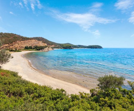 Foto de Verano Mar Egeo paisaje de costa con playa de arena y camping salvaje (Sithonia, Halkidiki, Grecia
). - Imagen libre de derechos