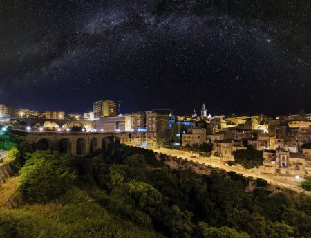 Foto de Noche de edad medieval Ragusa famos Sicilian town view (Sicilia, Italia). Luces de la ciudad de destino turístico famoso. Unesco Patrimonio de la Humanidad
. - Imagen libre de derechos