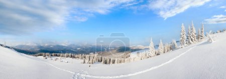 Foto de Mañana invierno tranquilo panorama de montaña con cobertizos grupo y cresta de montaje detrás (montañas de los Cárpatos, Ucrania
). - Imagen libre de derechos