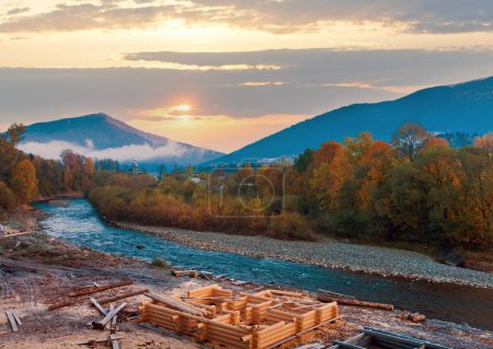 Téléchargez les photos : Rivière de montagne du crépuscule d'automne (Kolochava, Carpates, Ukraine). - en image libre de droit