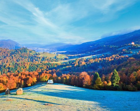 Téléchargez les photos : Vallée matinale brumeuse d'automne avec cheminée de foin et vue sur le village (périphérie du village de Mighgirya, Carpates, Ukraine
). - en image libre de droit