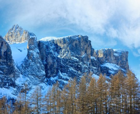 Foto de Hermoso paisaje rocoso de montaña de invierno. Italia Dolomitas, al pie del Passo Gardena, Tirol del Sur
. - Imagen libre de derechos