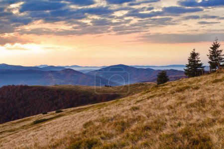 Téléchargez les photos : Matin d'automne Paysage montagneux des Carpates avec brouillard
. - en image libre de droit
