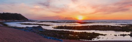 Foto de Vista de la costa del océano puesta de sol desde la playa (cerca de Saint-Jean-de-Luz, Francia, Golfo de Vizcaya). Panorama
. - Imagen libre de derechos