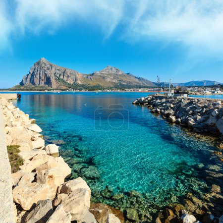 Foto de Playa de San Vito lo Capo con agua azul clara y Monte Mónaco en el lejano noroeste de Sicilia, Italia. Personas irreconocibles
. - Imagen libre de derechos