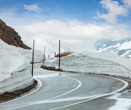 Téléchargez les photos : Paysage de montagne nuageux de printemps avec route serpentine sur Furka Pass, Suisse
. - en image libre de droit
