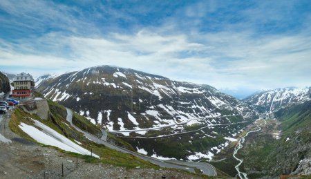 Foto de Paisaje de montaña nublado de verano con carretera (Furka Pass, Suiza). Panorama
. - Imagen libre de derechos