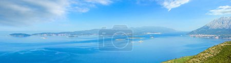 Téléchargez les photos : Panorama estival matinal de l'île de Korcula (Croatie) et des petites îles en face. La vue depuis la péninsule de Peljesac
. - en image libre de droit