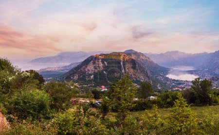 Téléchargez les photos : Baie de Kotor panorama du matin d'été depuis le haut et la ville de Kotor, Monténégro - en image libre de droit