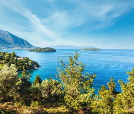 Téléchargez les photos : Beau paysage ombragé de littoral d'été de Lefkada (Nydri, Grèce, Mer Ionienne
). - en image libre de droit