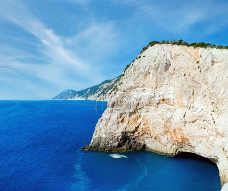 Foto de Hermosa vista de la costa de verano cerca de la playa de Porto Katsiki en el mar Jónico (Lefkada, Grecia
) - Imagen libre de derechos