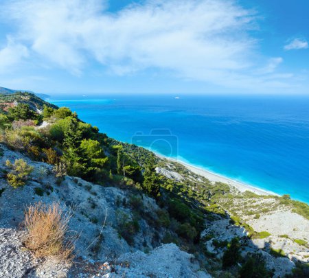 Foto de Hermosa playa de verano costa Lefkada (Grecia, Mar Jónico) vista desde arriba - Imagen libre de derechos