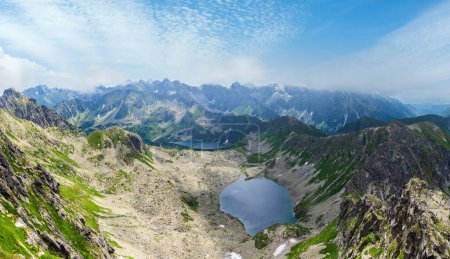 Tatra-Gebirgsblick auf Gruppe von Gletscherseen vom Pfad kasprowy wierch zum Swinica-Berg, Polen.