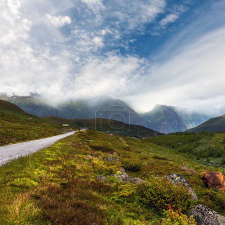 Téléchargez les photos : Paysage de campagne nuageux d'été montagneux de Aurlandsfjellet National Scenic Route highlands road, Norvège - en image libre de droit