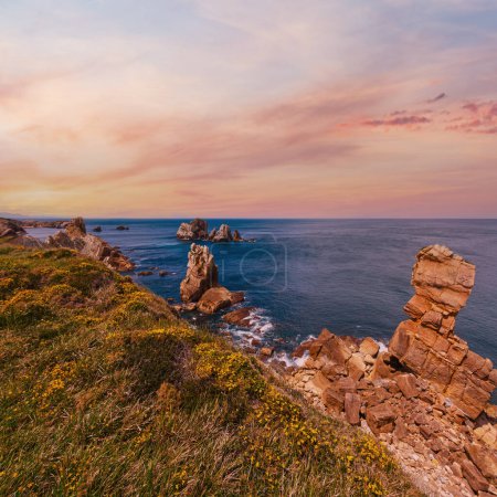 Foto de Costa rocosa del océano Atlántico cerca de la playa de Portio (Pielagos, Cantabria, España
) - Imagen libre de derechos