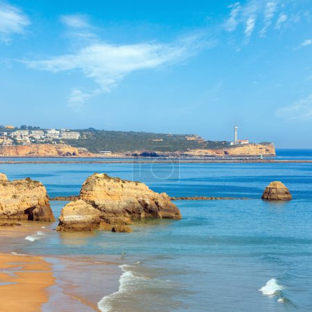 Téléchargez les photos : Soirée plage de sable Praia dos Tres Castelos avec formations rocheuses, Portimao, Algarve, Portugal. Vue du dessus
. - en image libre de droit