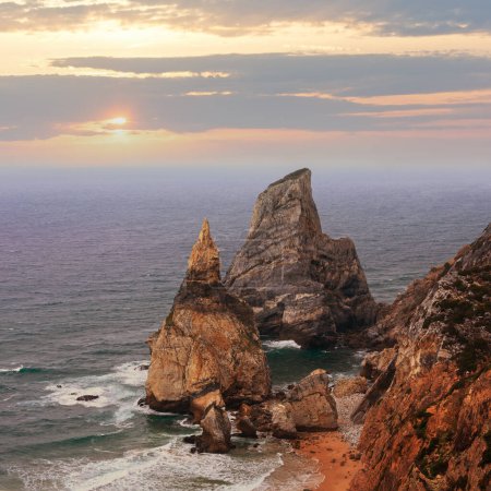 Foto de Costa del océano Atlántico (rocas de granito y acantilados marinos) en clima nublado. Vista desde Cabo Roca (Cabo da Roca), Portugal
. - Imagen libre de derechos