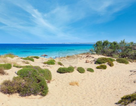 Foto de Pintoresca playa del mar Jónico Punta della Suina, Salento, Puglia, Italia. Gallipoli vista de la ciudad en gran medida
. - Imagen libre de derechos