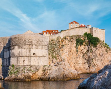 Foto de Vista de la fortaleza de verano sobre la roca y la torre Lovrijenac (Dubrovnik Town, Croacia
) - Imagen libre de derechos