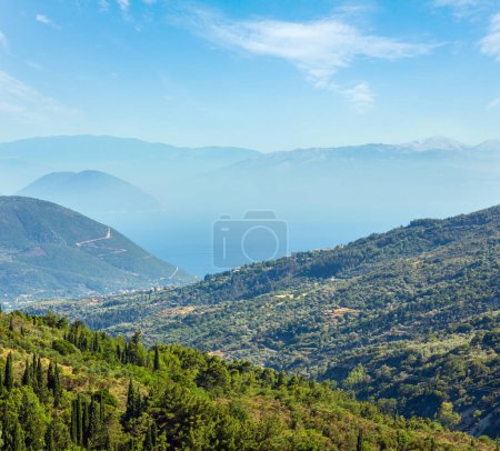 Téléchargez les photos : Vue imprenable sur la côte vallonnée estivale (Grèce, Leucade). Vue de dessus
. - en image libre de droit