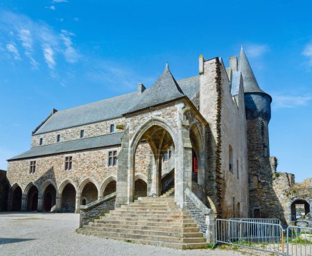 Foto de El ayuntamiento de Vitre, Francia, se encuentra dentro de las murallas del castillo, en un edificio que fue reconstruido en 1912. - Imagen libre de derechos