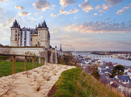Téléchargez les photos : Vue du château de Saumur sur les rives de la Loire, France. Construit au Xe siècle, a été reconstruit au XIIe siècle
. - en image libre de droit