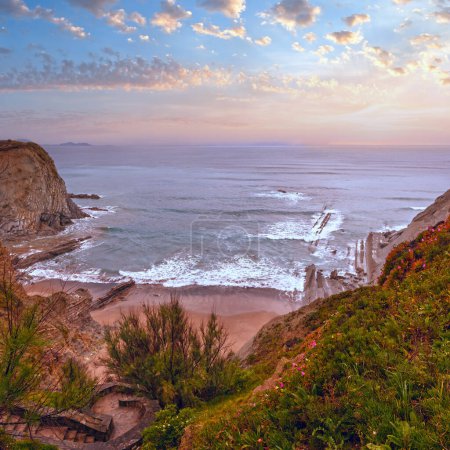 Téléchargez les photos : Coucher de soleil mer côte rocheuse paysage avec escalier en pierre (plage d'Arnia, Espagne, océan Atlantique
). - en image libre de droit