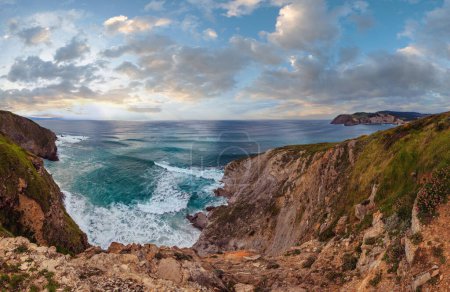 Téléchargez les photos : Vue sur le littoral de la baie océanique estivale près de la ville de Gorliz, baie de Gascogne (Espagne)). - en image libre de droit