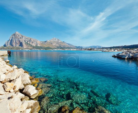 Foto de Playa de San Vito lo Capo con agua azul clara y Monte Mónaco en el lejano noroeste de Sicilia, Italia
. - Imagen libre de derechos