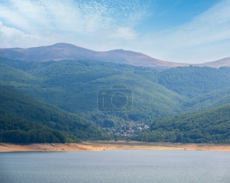 Téléchargez les photos : Lac Mavrovo paysage de campagne d'été avec fond de montagnes. Village de Mavrovi Anovi, Macédoine du Nord, Europe. - en image libre de droit