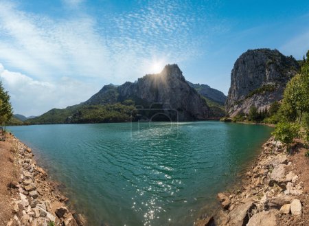 Téléchargez les photos : Vue depuis le lac Shkopet - rive du réservoir. Parc naturel du lac Ulza, comté de Diber, montagnes des Balkans, Albanie, Europe. - en image libre de droit