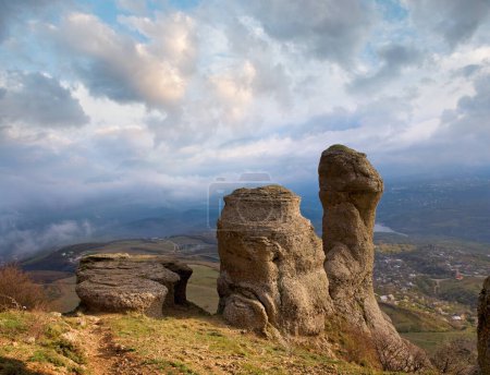 Foto de Vista rocosa de la montaña (Valle de los fantasmas cerca del monte Demerdzhi, Crimea, Ucrania
) - Imagen libre de derechos