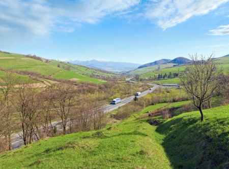 Téléchargez les photos : Printemps montagne campagne vallée vue avec champs agricoles et route - en image libre de droit