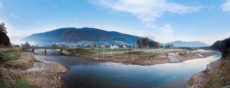 Téléchargez les photos : Panorama du village de montagne du matin brumeux d'automne (Kolochava, Carpates, Ukraine). - en image libre de droit