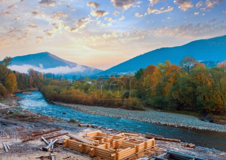 Foto de Otoño mañana río de montaña (Kolochava, Cárpatos, Ucrania
). - Imagen libre de derechos