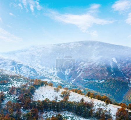 Téléchargez les photos : Octobre Carpates plateau Borghava avec la première neige d'hiver et d'automne arbres colorés, Ukraine. - en image libre de droit