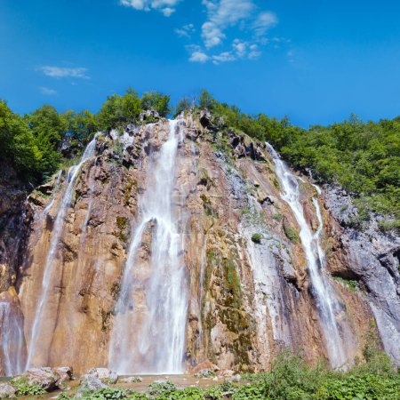 Foto de Vista de verano de una gran cascada en el Parque Nacional de los Lagos de Plitvice (Croacia)
) - Imagen libre de derechos