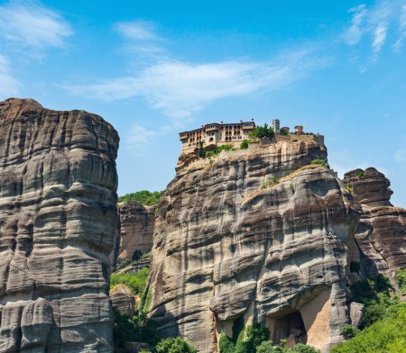 Téléchargez les photos : Summer Meteora - important complexe de monastères religieux du christianisme rocheux en Grèce - en image libre de droit