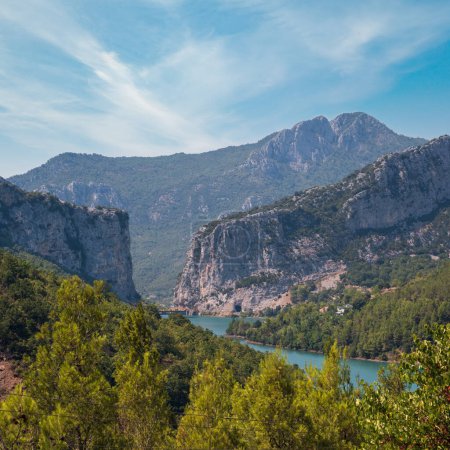 Téléchargez les photos : Vue depuis l'une des plus belles routes d'Albanie le long de la côte abrupte du lac Shkopet. Parc naturel du lac Ulza, comté de Diber, montagnes des Balkans, Albanie, Europe. - en image libre de droit