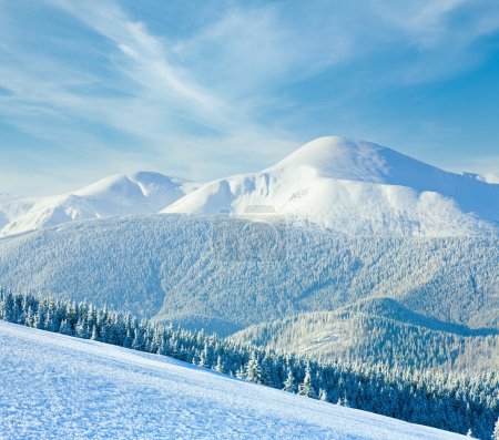Foto de Vista del Monte Goverla de invierno y superficie de nieve en la ladera de la montaña en frente. (Montañas Cárpatos, Ucrania) - Imagen libre de derechos