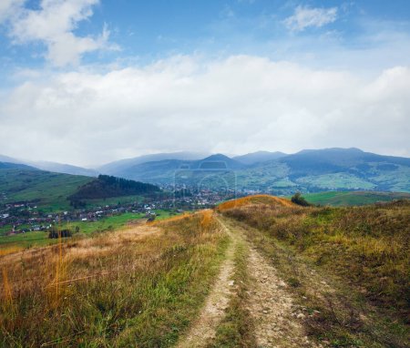 Téléchargez les photos : Paysage montagneux couvert d'automne avec route de village et route de campagne (trans-Carpates, Ukraine
). - en image libre de droit