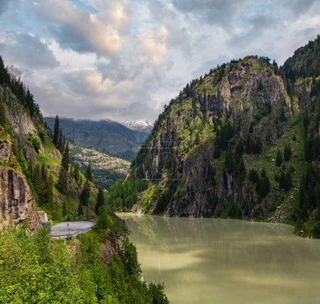 Téléchargez les photos : Alpes d'été paysage de montagne avec lac réservoir d'eau trouble et pentes rocheuses escarpées, Suisse - en image libre de droit