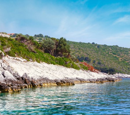 Téléchargez les photos : Vue sur la côte estivale depuis un bateau à moteur (Céphalonie, non loin d'Agia Effimia, Grèce
) - en image libre de droit