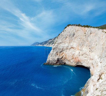 Téléchargez les photos : Belle vue estivale sur le littoral rocheux près de la plage de Porto Katsiki sur la mer Ionienne (Lefkada, Grèce
) - en image libre de droit