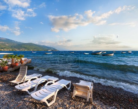 Téléchargez les photos : Lac d'Ohrid vue d'été depuis le rivage avec transats et pots de fleurs (ville d'Ohrid, Macédoine
). - en image libre de droit
