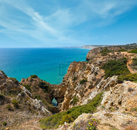 Foto de Océano Atlántico verano costa rocosa vista (Ponta da Piedade, Lagos, Algarve, Portugal
). - Imagen libre de derechos
