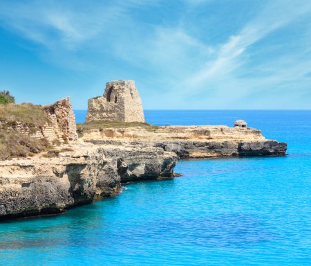 Foto de Ruinas del fuerte en la pintoresca costa del mar Adriático Área Arqueológica de Roca Vecchia, Salento, Puglia, Italia - Imagen libre de derechos