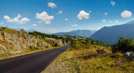 Foto de Pintoresco paisaje montañoso de verano del Parque Nacional de Durmitor, Montenegro, Europa, Balcanes Alpes Dináricos, Patrimonio de la Humanidad por la UNESCO. Durmitor carretera panorámica
. - Imagen libre de derechos