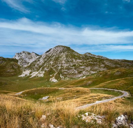 Foto de Pintoresco paisaje montañoso de verano del Parque Nacional de Durmitor, Montenegro, Europa, Balcanes Alpes Dináricos, Patrimonio de la Humanidad por la UNESCO. Durmitor carretera panorámica, Sedlo pasar
. - Imagen libre de derechos